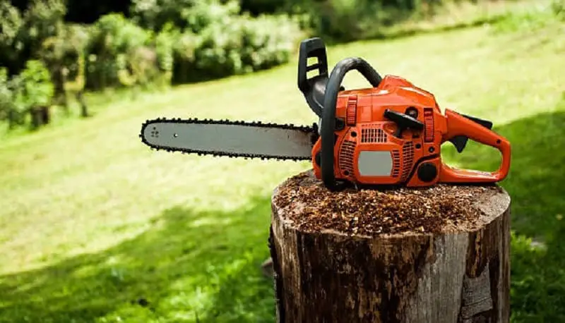 Chainsaw on the wooden stomp